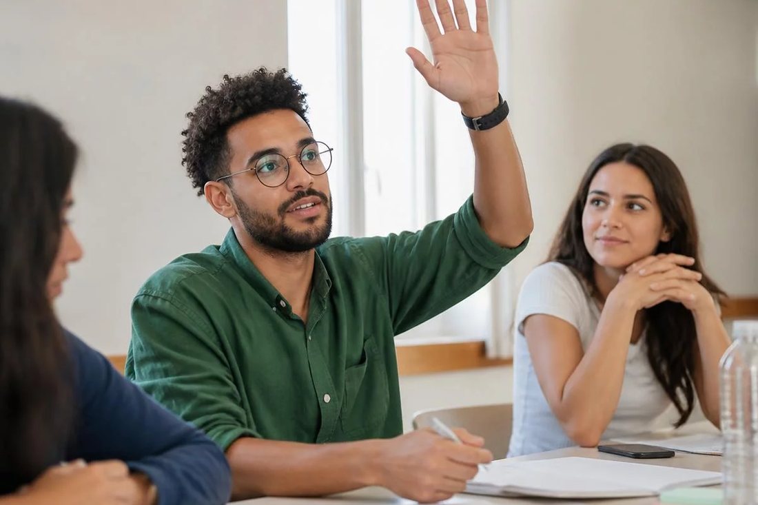 Facilitador em pé apontando para um argumento escrito no quadro durante a sessão