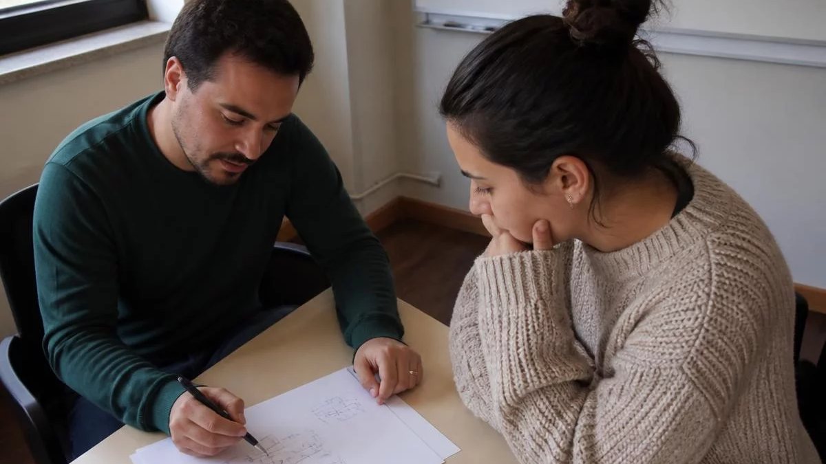 Participantes conferindo apontamentos num tablet apoiado na mesa durante o intervalo